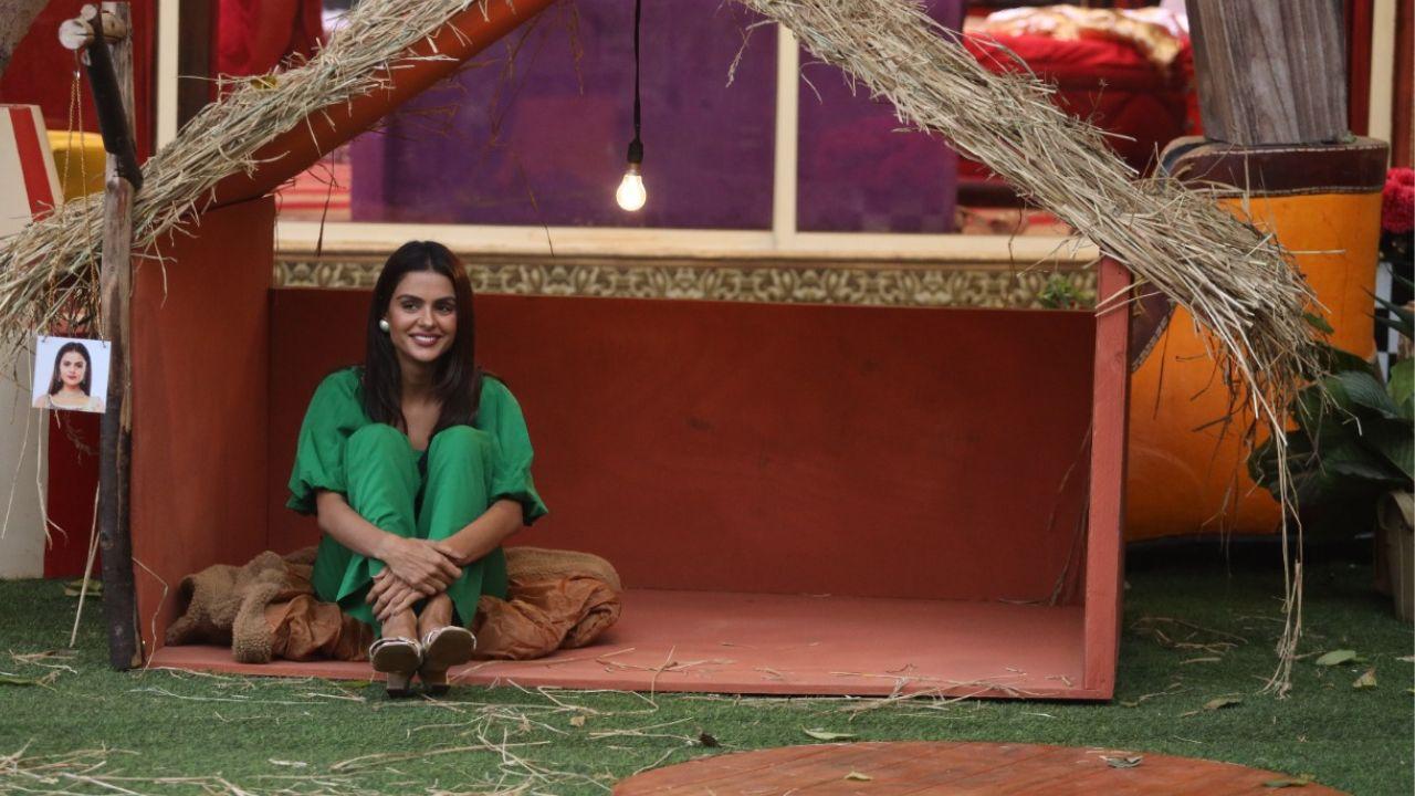 After this chugli session, the tension comes back haunting the contestants with a unique nomination drill. 'Bigg Boss' assigns each contestant a makeshift hut that has a bulb sourced from a power station that is controlled by captain Shiv Thakare, who can protect a few housemates from nominations by supplying power to their huts.